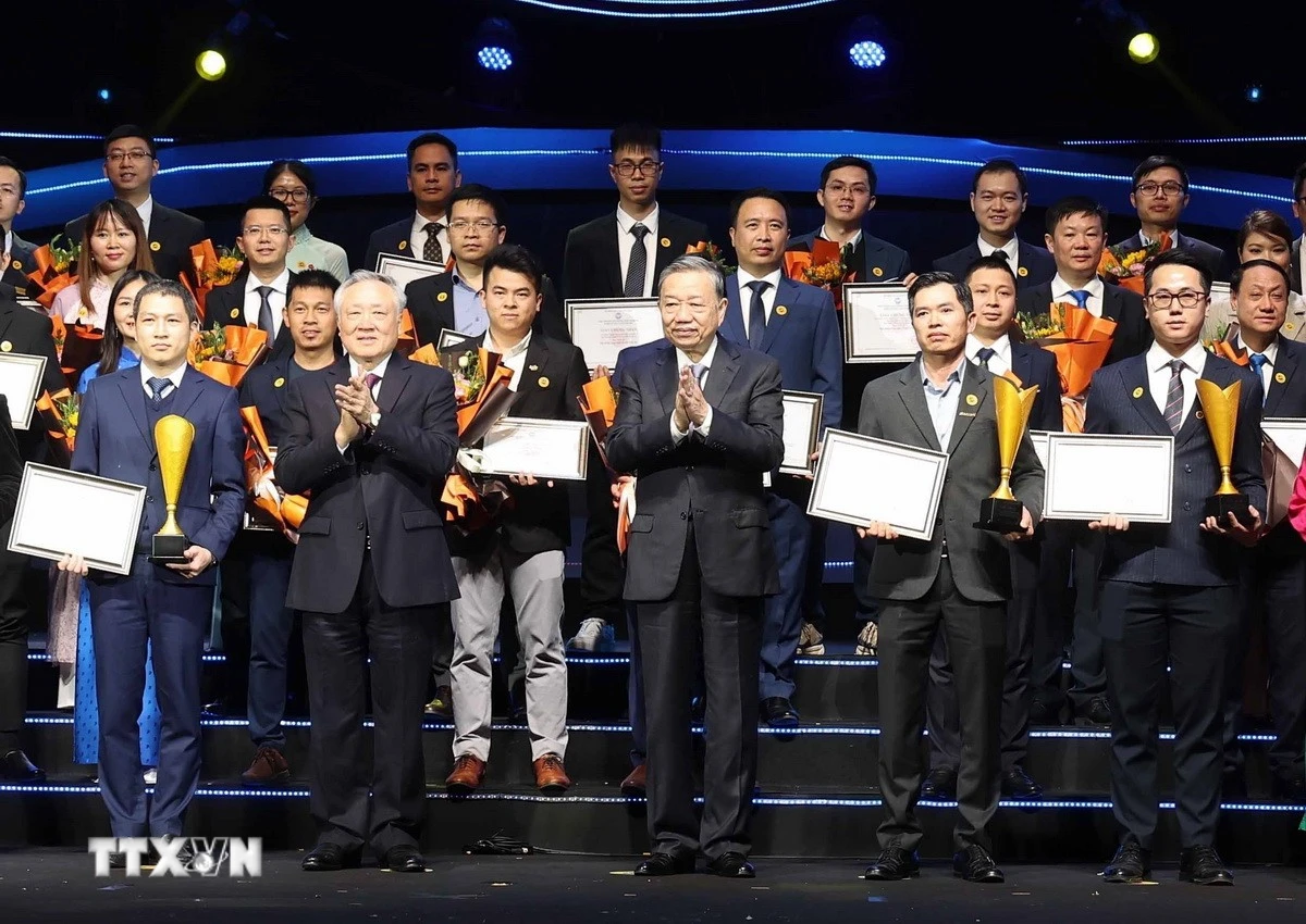 Tổng Bí thư Tô Lâm và các doanh nghiệp đoạt Giải sản phẩm công nghệ số "Make in Viet Nam 2024". (Ảnh: Thống Nhất/TTXVN)