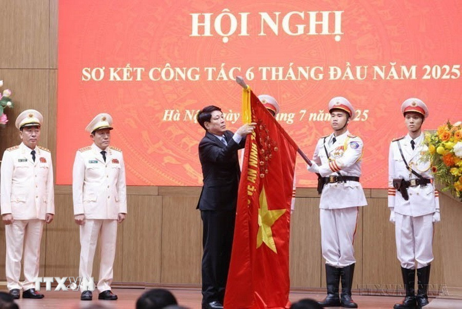 ttxvn-80-nam-cong-an-nhan-dan-viet-nam-vi-nuoc-quen-than-vi-dan-phuc-vu-8196478.jpg