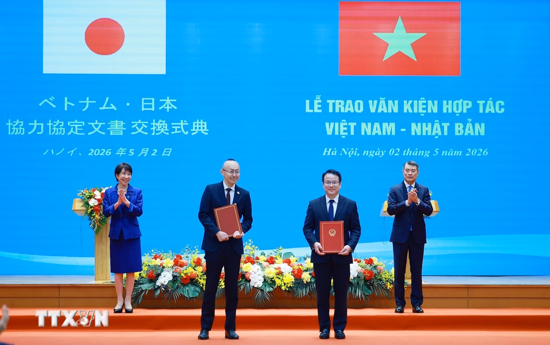 ttxvn-thu-tuong-le-minh-hung-va-thu-tuong-nhat-ban-chung-kien-trao-cac-van-kien-hop-tac-8737105-4.jpg