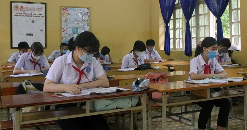 Học sinh trường trung học cơ sở Lương Thế Vinh (thành phố Tuy Hòa) được bố trí chỗ ngồi giãn cách. (Ảnh: Xuân Triệu/TTXVN)