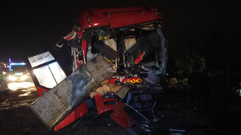 Chiếc xe khách giường nằm mang biển kiểm soát 78B-001.26 của tỉnh Phú Yên bị biến dạng sau khi va chạm với xe tải. (Ảnh: Nguyễn Thanh/TTXVN)