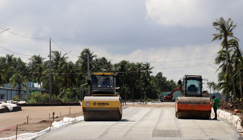 Thi công đường 3/2 nối dài đoạn Rạch Giá-Châu Thành (Kiên Giang). (Ảnh: Lê Huy Hải/TTXVN)