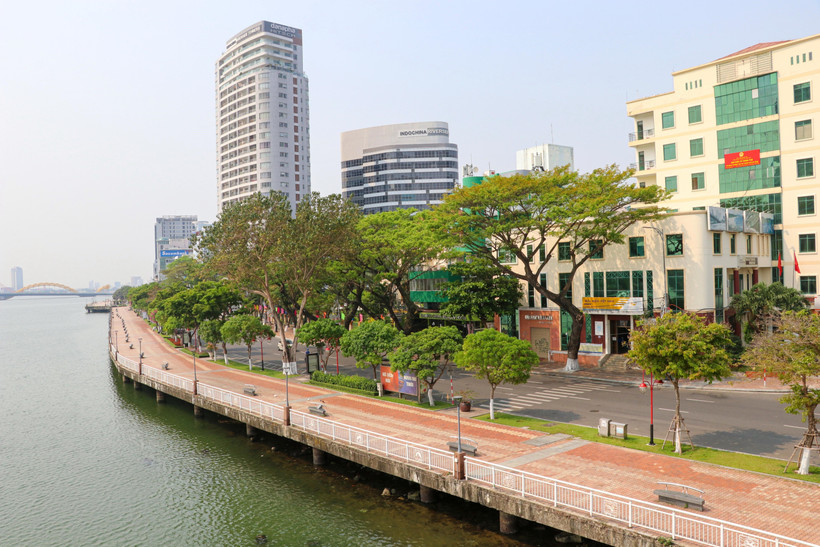 Tuyến đường đi bộ ven sông Hàn (Đà Nẵng ) không một bóng người trong ngày 31/3. (Ảnh: Trần Lê Lâm/TTXVN)