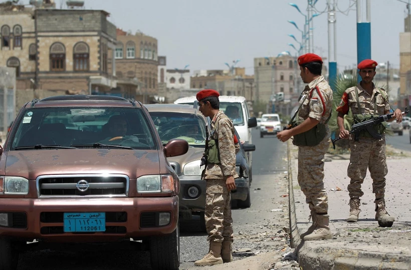 Binh sỹ Yemen kiểm tra các phương tiện tại Thủ đô Sanaa. (Ảnh: AFP/TTXVN)