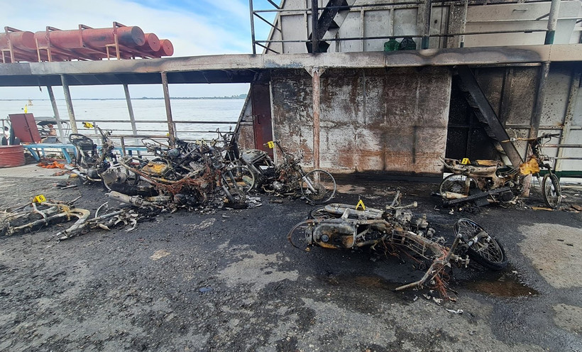 Hiện trường vụ phóng hỏa trên phà Sa Đéc. (Ảnh: TTXVN phát)