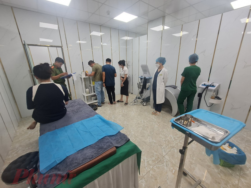 Công an quận Thanh Khê (Đà Nẵng) kiểm tra cơ sở thẩm mỹ ID Korea Spa. (Nguồn: Báo Phụ nữ)