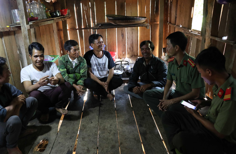 Công an huyện Mang Yang đến tận nhà các đối tượng trước đây theo tà đạo Hà Mòn ở xã H'ra để tuyên truyền, giáo dục, nắm tâm tư, nguyện vọng. (Ảnh: Hồng Điệp/TTXVN) 