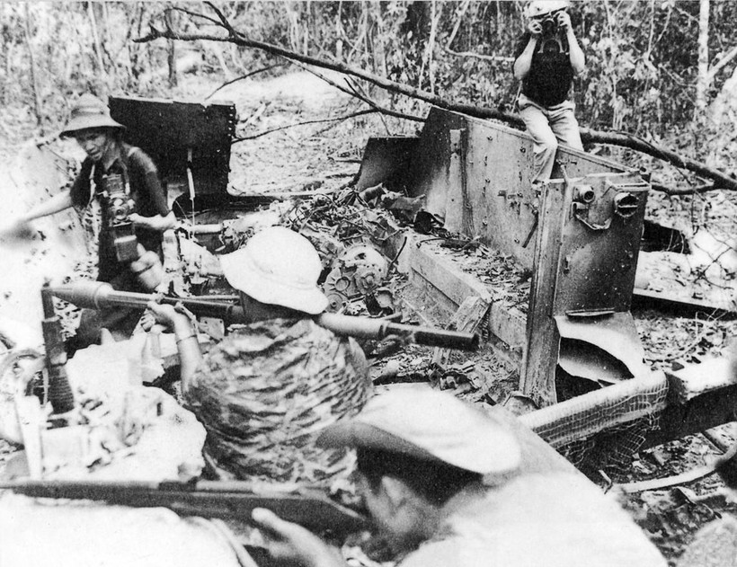 Phóng viên Thông tấn xã Giải phóng (nay là TTXVN) trong trận chống càn Junction City (1967). (Nguồn: Tư liệu TTXVN)