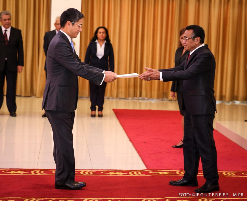 Đại sứ Phạm Vinh Quang trình Quốc thư lên Tổng thống Timor Leste, Francisco Guterres Lú Olo. (Nguồn: Đại sứ quán Việt Nam tại Indonesia)