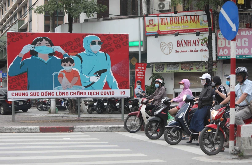 Mỗi người dân cần tiếp tục nâng cao ý thức phòng, chống dịch trong cuộc sống hàng ngày. (Ảnh: Thanh Tùng/TTXVN)