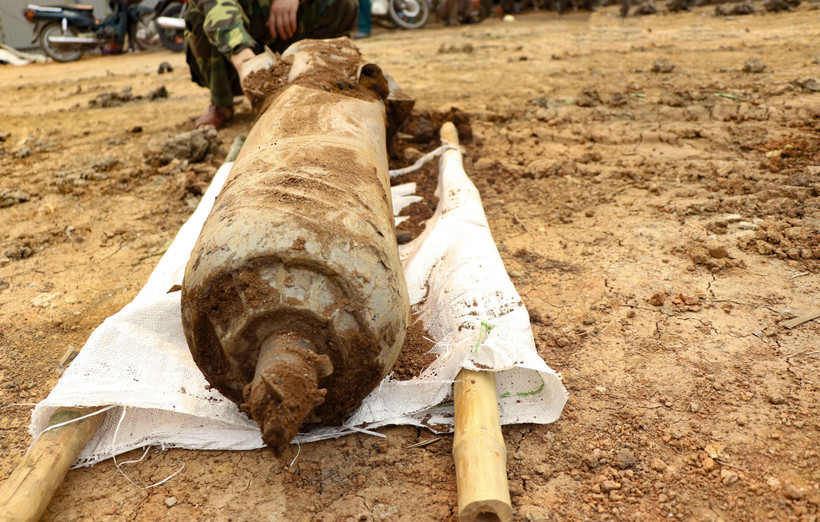 Quả bom bi vẫn còn nguyên kíp nổ, ngòi nổ. (Ảnh: Xuân Tư/TTXVN)