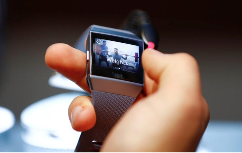 Một mẫu đồng hồ thông minh của Fitbit. (Nguồn: Reuters)