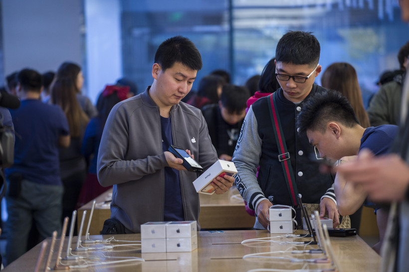 Người dân mua điện thoại iPhone của Apple tại cửa hàng ở Bắc Kinh, Trung Quốc. (Nguồn: AFP/TTXVN)