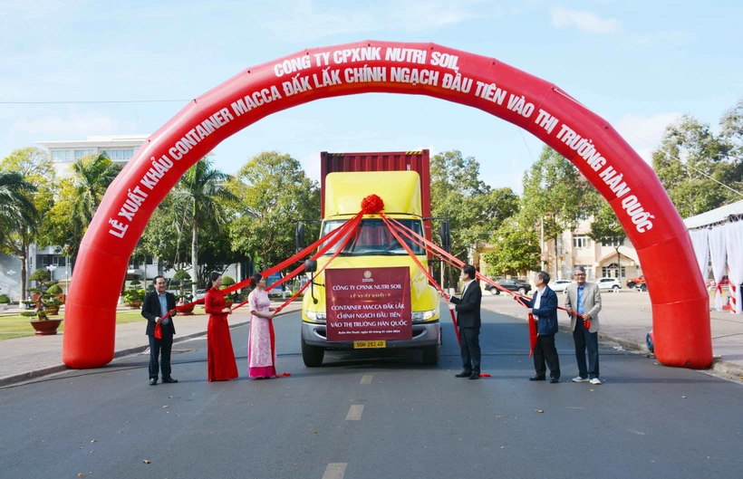 Lễ xuất container macca Đắk Lắk đầu tiên vào thị trường Hàn Quốc. (Ảnh: Hoài Thu/TTXVN)