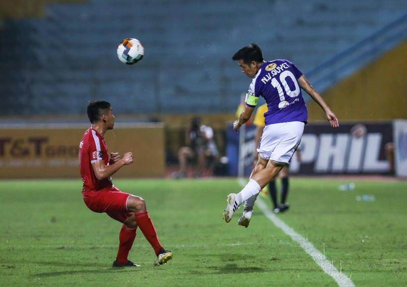 Một pha nỗ lực đưa bóng vào sân của tiền đạo Văn Quyết. (Ảnh: Trọng Đạt/TTXVN)