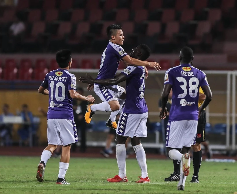 Các cầu thủ Hà Nội FC ăn mừng bàn thăng sau pha ghi bàn của tiền vệ Quang Hải, trong trận đấu với Viettel, tối 15/9. (Ảnh: Trọng Đạt/TTXVN)