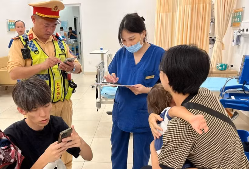 Cháu bé người Nhật Bản được cảnh sát giao thông đưa tới bệnh viện cấp cứu kịp thời. (Nguồn: VTC News)