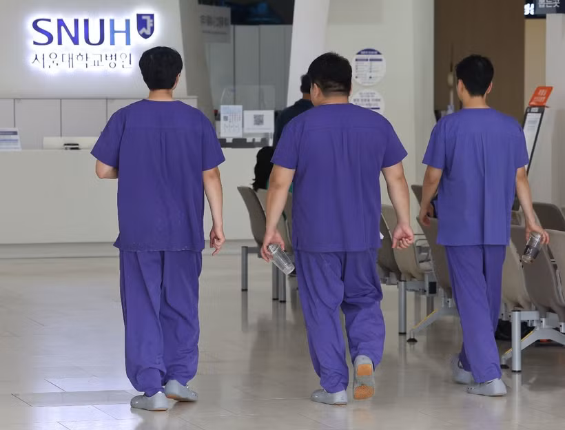 Nhân viên y tế tại Bệnh viện Trường Đại học ở Seoul (Hàn Quốc). (Ảnh: Yonhap/TTXVN)