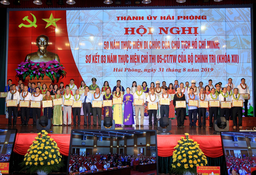 Các cá nhân nhận bằng khen vì đã có thành tích xuất sắc trong Học tập và làm theo tư tưởng, đạo đức, phong cách Hồ Chí Minh năm 2018. (Ảnh: An Đăng/TTXVN)