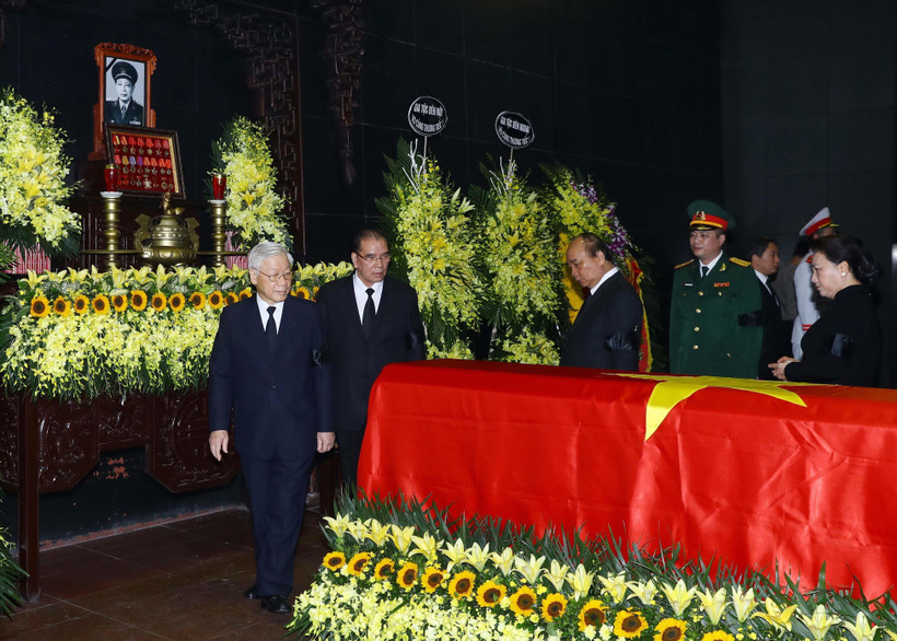 Đoàn Ban Chấp hành Trung ương Đảng do Tổng Bí thư, Chủ tịch nước Nguyễn Phú Trọng làm Trưởng đoàn viếng Trung tướng Đồng Sỹ Nguyên. (Ảnh: Doãn Tấn/TTXVN)