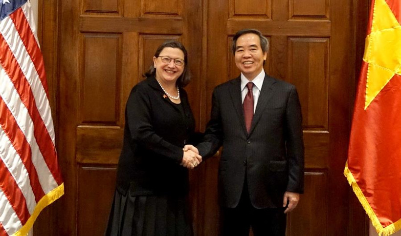 Trưởng ban Kinh tế Trung ương Nguyễn Văn Bình gặp Thứ trưởng thường trực Bộ Thương mại Hoa Kỳ Karen Dunn Kelly. (Ảnh: Đặng Huyền/TTXVN)