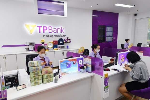 Khách hàng giao dịch tại TPBank. (Ảnh: Vietnam+)