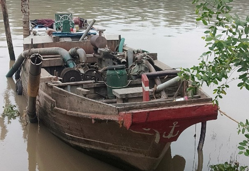 Phương tiện khai thác cát trái phép bị lực lượng chức năng tạm giữ. (Nguồn: Công an nhân dân)