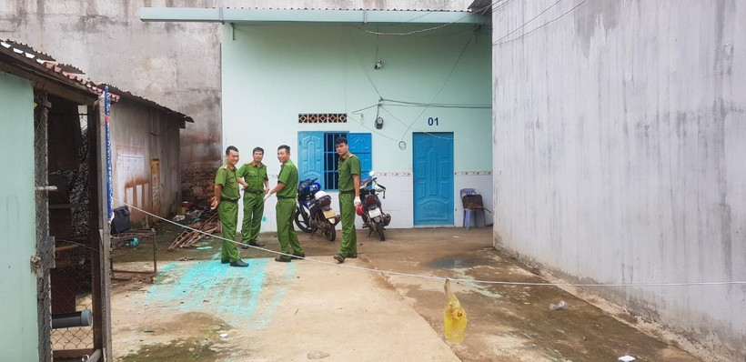 Lực lượng chức năng đến hiện trường để khám nghiệm, điều tra, làm rõ vụ án. (Ảnh: Đậu Tất Thành/TTXVN)