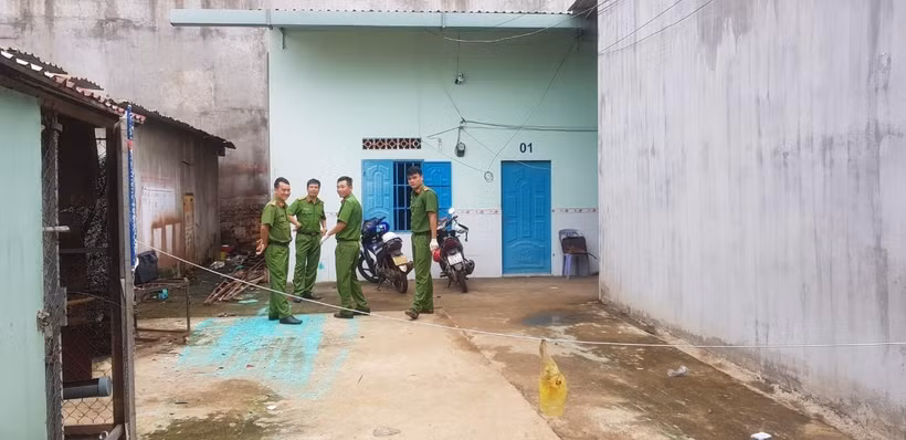 Lực lượng chức năng đến hiện trường để khám nghiệm, điều tra, làm rõ vụ án. (Ảnh: Đậu Tất Thành/TTXVN)