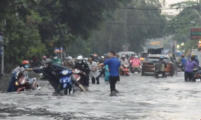 Nhiều tuyến đường ở Quận 2 ngập sâu khiến nhiều người dân khó di chuyển. (Ảnh: Hồng Giang/TTXVN)