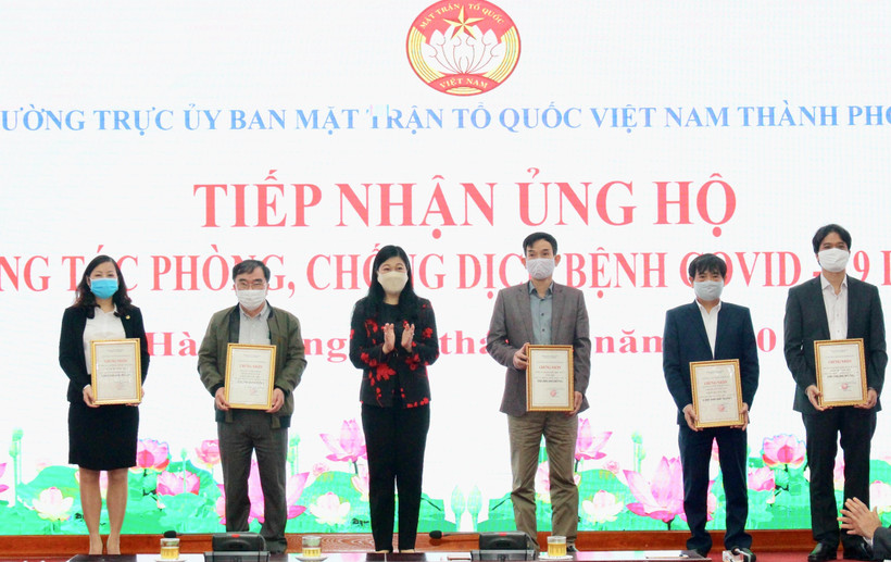 Các doanh nghiệp, nhà hảo tâm nhận giấy chứng nhận đăng ký ủng hộ phòng chống dịch COVID-19. (Nguồn: TTXVN phát)