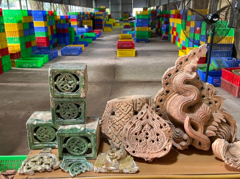 Phát hiện nhiều hiện vật độc đáo, trong đó có mảnh mào đầu rồng lớn, đất nung thời Lý. (Nguồn: TTXVN phát)