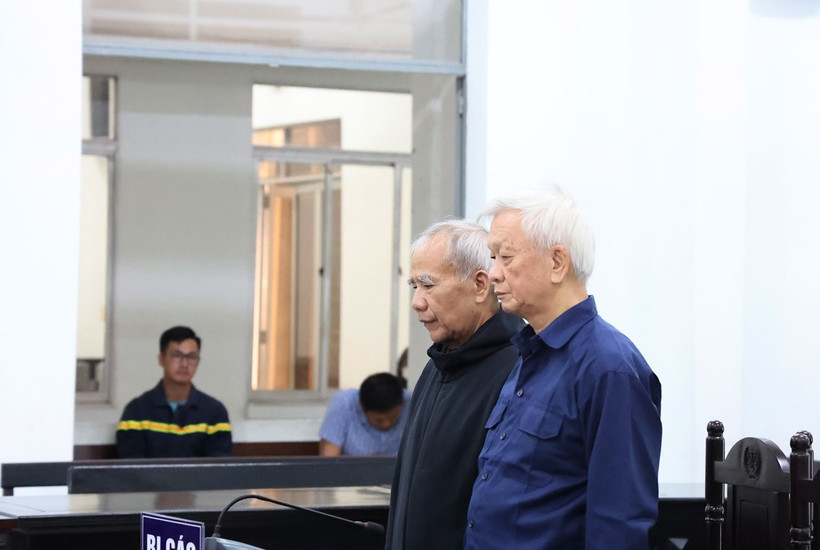 Bị cáo Nguyễn Chiến Thắng, cựu Chủ tịch Ủy ban Nhân dân tỉnh Khánh Hòa (phải) và bị cáo Đào Công Thiên, cựu Phó chủ tịch Ủy ban Nhân dân tỉnh Khánh Hòa. (Ảnh: Tiên Minh/TTXVN)