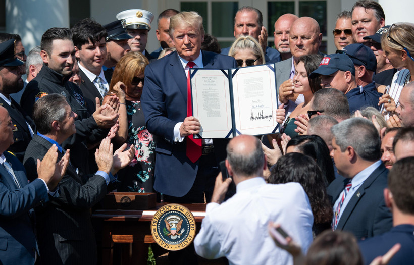 Tổng thống Mỹ Donald Trump (giữa) tại lễ ký phê chuẩn dự luật đảm bảo rằng Quỹ bồi thường nạn nhân trong vụ tấn công khủng bố đẫm máu 11/9 sẽ không bao giờ cạn kiệt. (Nguồn: AFP/TTXVN)