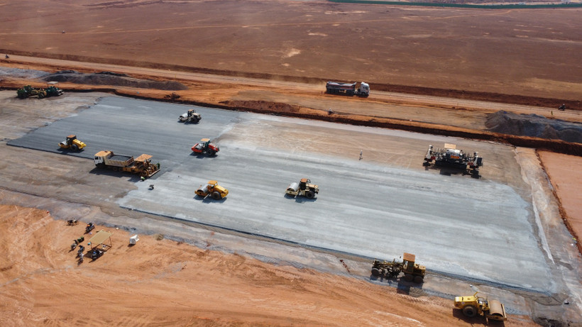 Thi công đường cất hạ cánh Sân bay Long Thành. (Ảnh: Công Phong/TTXVN)