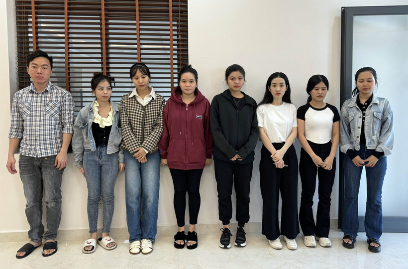 Các bị can liên quan đến đường dây cho vay lãi nặng với số tiền hơn 20.000 tỷ đồng. (Ảnh Trần Tĩnh/TTXVN)