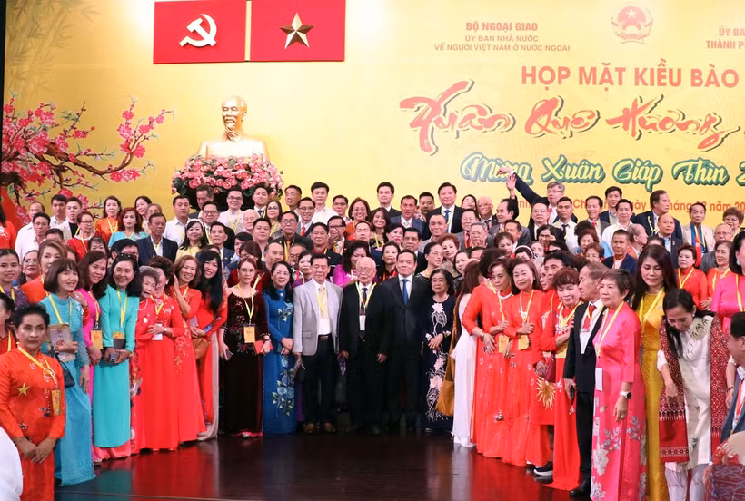Phó Thủ tướng Trần Lưu Quang cùng lãnh đạo Thành phố Hồ Chí Minh chụp ảnh lưu niệm cùng các đại biểu Kiều bào. (Ảnh: Xuân Khu/TTXVN)