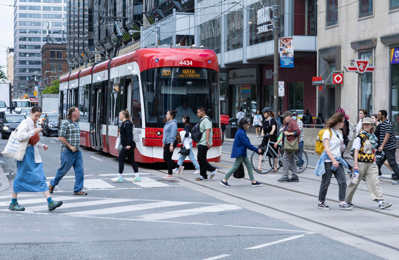 Người dân trên đường phố Toronto, Ontario (Canada). (Ảnh: THX/TTXVN)
