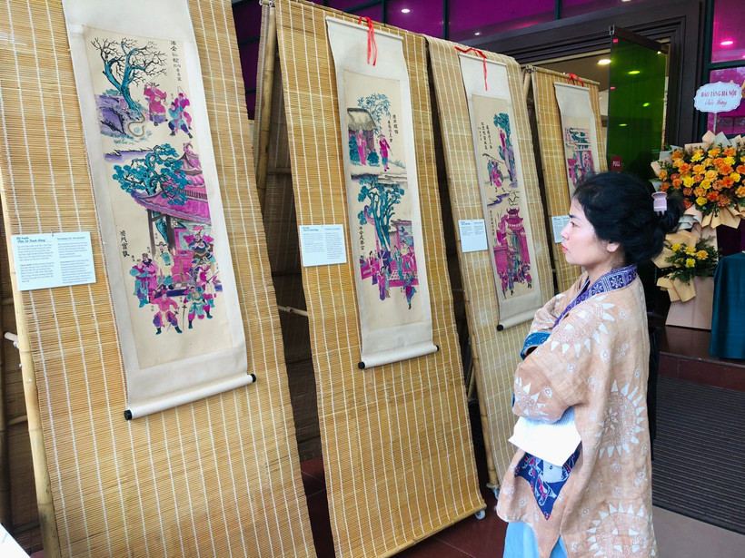 Khách tham quan triển lãm “Tranh truyện Hàng Trống.” (Ảnh: Phương Lan/TTXVN)