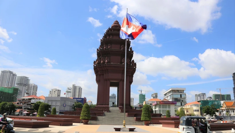 Đài Độc lập ở trung tâm Thủ đô Phnom Penh (Campuchia) sáng 5/8/2023, thời điểm công bố kết quả chính thức cuộc bầu của Quốc hội Campuchia khóa VII. (Ảnh: Hoàng Minh/TTXVN)