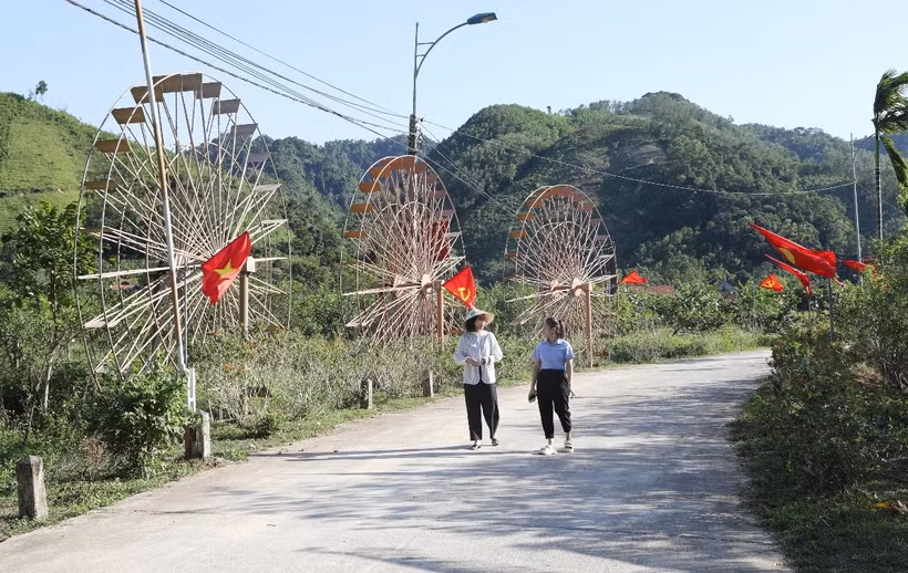 Đường xóm Mỏ Gà, xã Phú Thượng, huyện Võ Nhai (Thái Nguyên) được xây dựng từ nguồn vốn Chương trình mục tiêu quốc gia xây dựng nông thôn mới. (Ảnh: Hoàng Nguyên/TTXVN)