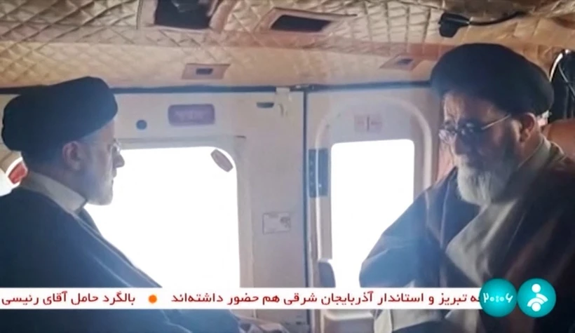 Hình ảnh do đài truyền hình nhà nước Iran IRINN phát ngày 19/5/2024: Tổng thống Iran Ebrahim Raisi (trái) trên trực thăng, trước khi chiếc máy bay bị rơi ở vùng núi tỉnh Đông Azerbaijan, phía Tây Bắc Iran. (Ảnh: AFP/TTXVN)