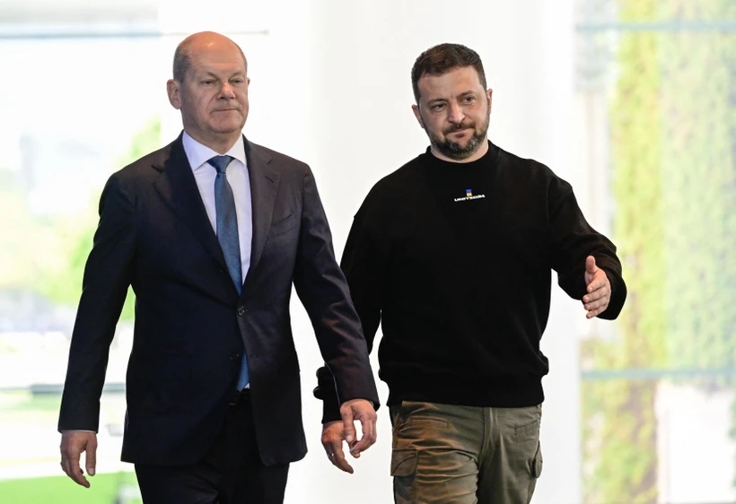 Thủ tướng Đức Olaf Scholz (trái) và Tổng thống Ukraine Volodymyr Zelensky trong cuộc gặp ở Berlin hồi tháng Năm năm ngoái. (Ảnh: AFP/TTXVN)