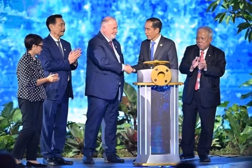 Tổng thống Indonesia Joko Widodo và các đại biểu tại Lễ khai mạc diễn đàn. (Ảnh: TTXVN phát)