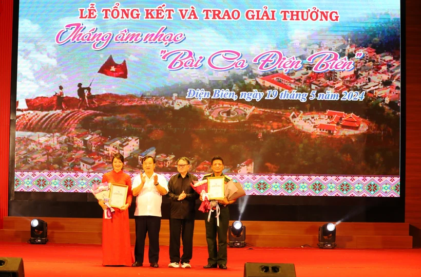 Ban Tổ chức trao giải Nhì cho các tác giả. (Ảnh: Phan Quân/TTXVN)