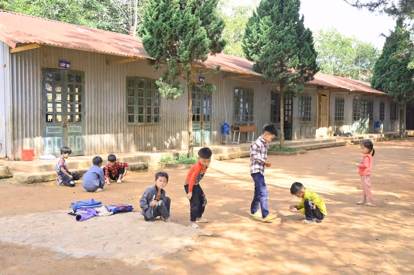 Trong năm học, các em học sinh sẽ dành khoảng thời gian trung bình từ 4-10 giờ đồng hồ ở trường mỗi ngày.