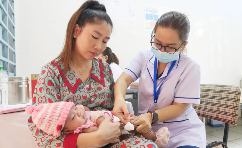 Tiêm vaccine dịch vụ tại Trạm Y tế xã Phong Phú, huyện Bình Chánh (Thành phố Hồ Chí Minh). (Ảnh: Đinh Hằng/TTXVN)