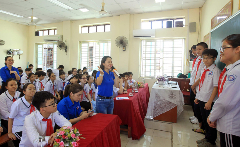 Đoàn thành niên Thông tấn xã Việt Nam hướng dẫn chơi trò chơi tìm hiểu và nhận biết một số loại hình về Fake news. (Ảnh: An Đăng/TTXVN)