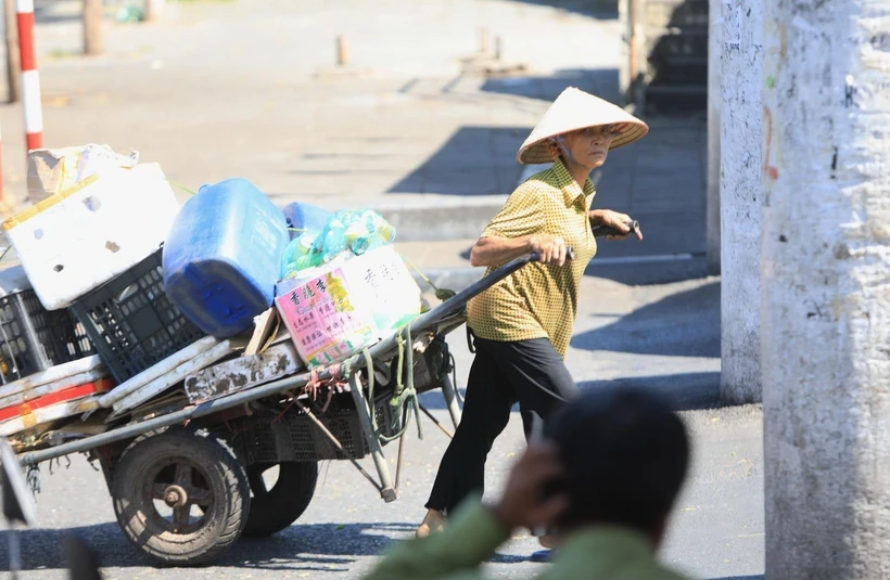 Người lao động Thủ đô vất vả với nắng nóng gay gắt (ảnh chụp sáng 22/6/2020). (Ảnh: Thành Đạt/TTXVN)