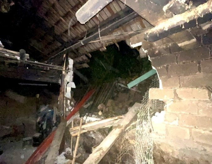 Mưa lớn gây sạt lở, khiến một tảng đá khoảng trên 3 tấn đã lăn từ trên núi vào nhà dân khiến một cháu bé 14 tuổi ở thị trấn Phố Bảng, huyện Đồng Văn tử vong. (Ảnh: TTXVN phát)